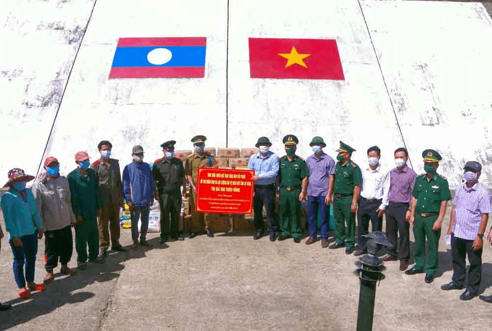 Hỗ trợ lương thực, thực phẩm cho lực lượng vũ trang và nhân dân biên giới nước bạn Lào