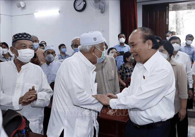 Chủ tịch nước Nguyễn Xuân Phúc tiếp xúc cử tri tại TP Hồ Chí Minh