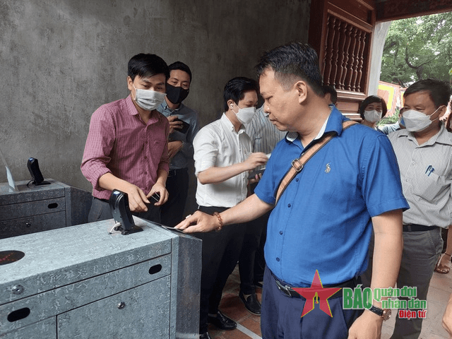 Du khách tới tham quan Văn Miếu - Quốc Tử Giám có thể dùng mã vé QR