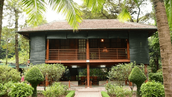 Ngày 17-5-1958, Bác Hồ chuyển về ở và làm việc tại ngôi nhà sàn trong khu vườn Phủ Chủ tịch