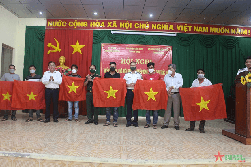 Vùng Cảnh sát biển 4 tuyên truyền, phổ biến pháp luật chống khai thác hải sản bất hợp pháp