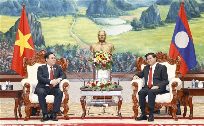 Chủ tịch Quốc hội Vương Đình Huệ chào xã giao Tổng Bí thư, Chủ tịch nước Lào Thongloun Sisoulith