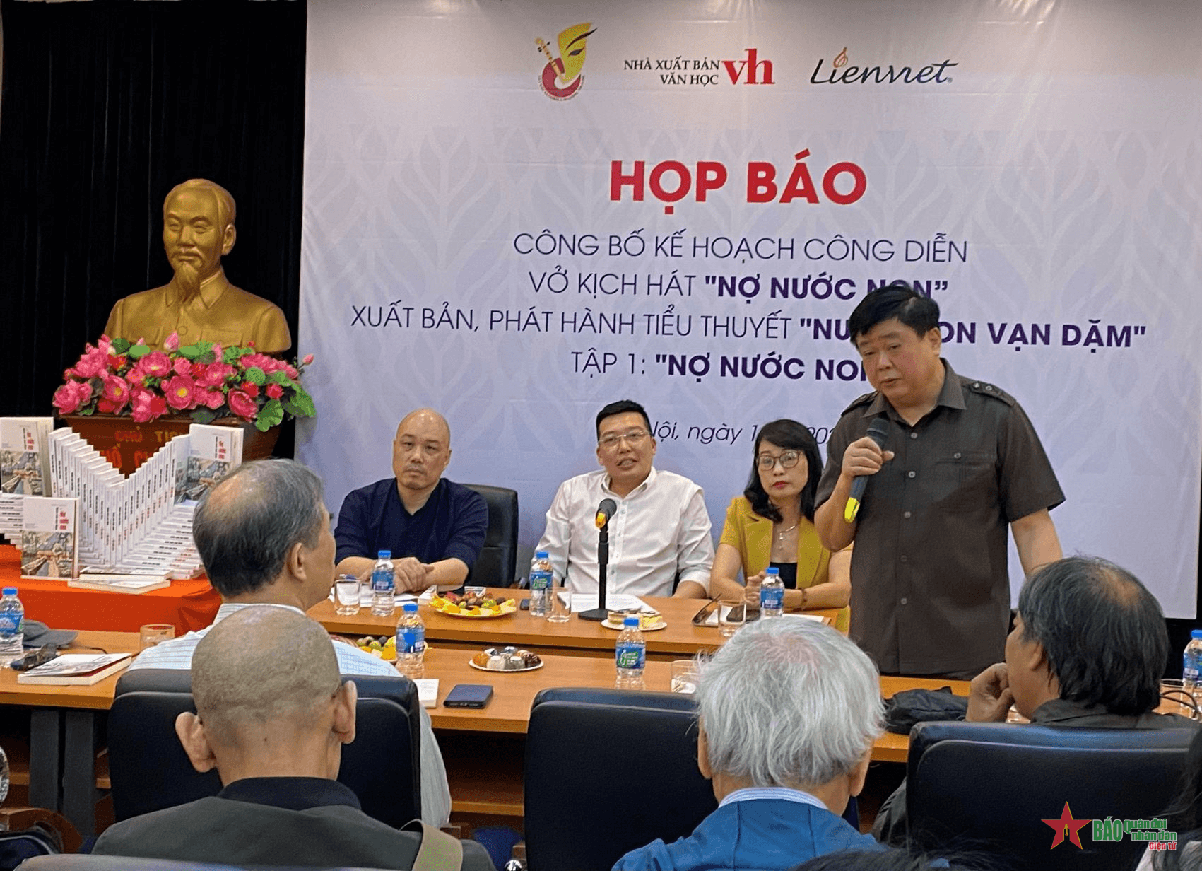Ra mắt tiểu thuyết và vở sân khấu “Nước non vạn dặm” của tác giả Nguyễn Thế Kỷ