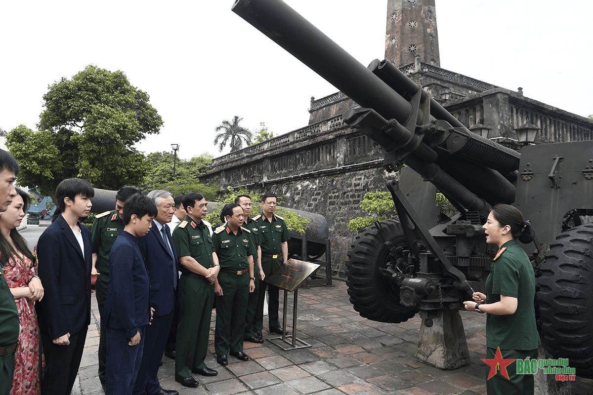 Đại tướng Phan Văn Giang dự lễ tiếp nhận hiện vật tại Bảo tàng Lịch sử Quân sự