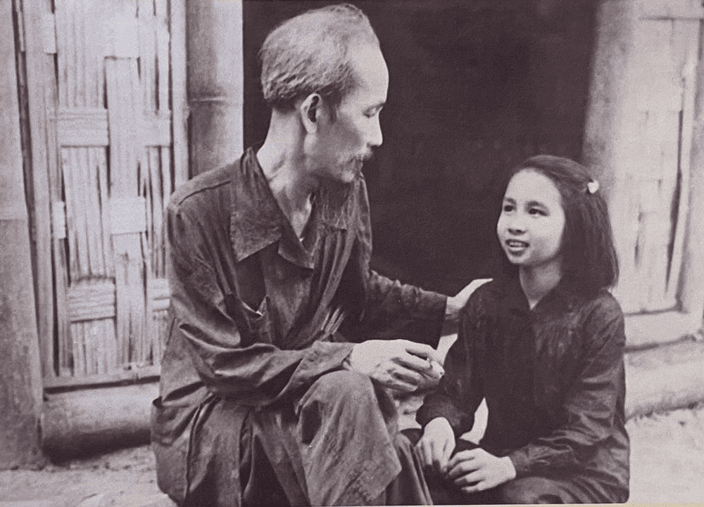 Chủ tịch Hồ Chí Minh trò chuyện với em Nguyễn Thị Thanh