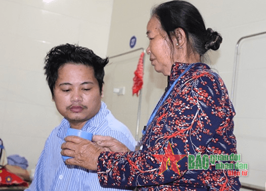 Hoàn cảnh khó khăn của cựu chiến binh chăm con bị liệt
