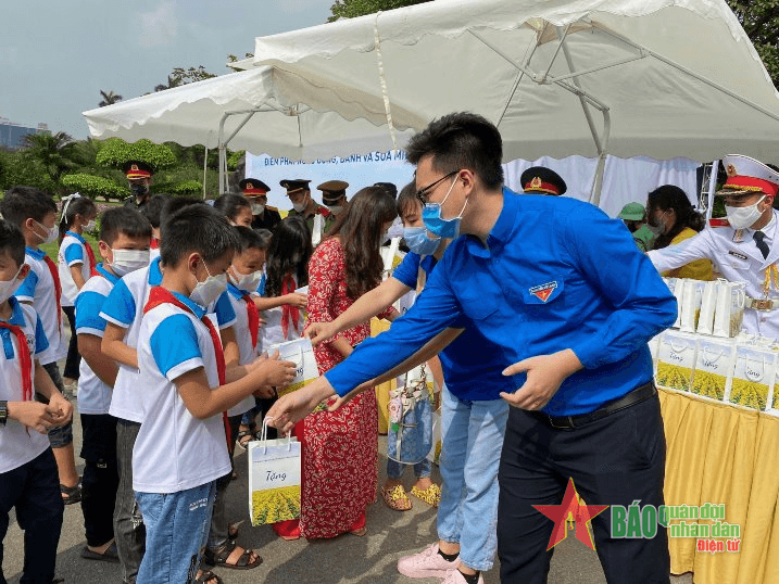 Tặng quà cho du khách đến thăm Lăng Bác dịp 19-5