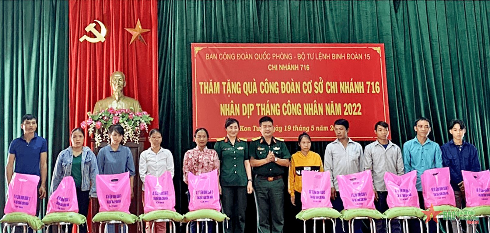 Tặng 220 suất quà cho đoàn viên công đoàn, người lao động khó khăn