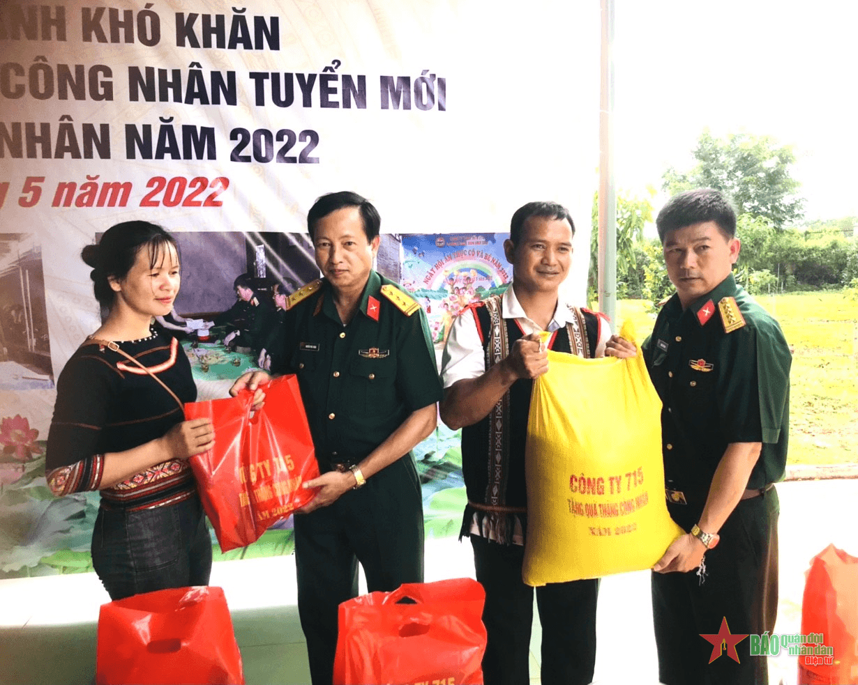 Công ty 715 hỗ trợ 210 suất quà cho bà con khó khăn vùng biên giới