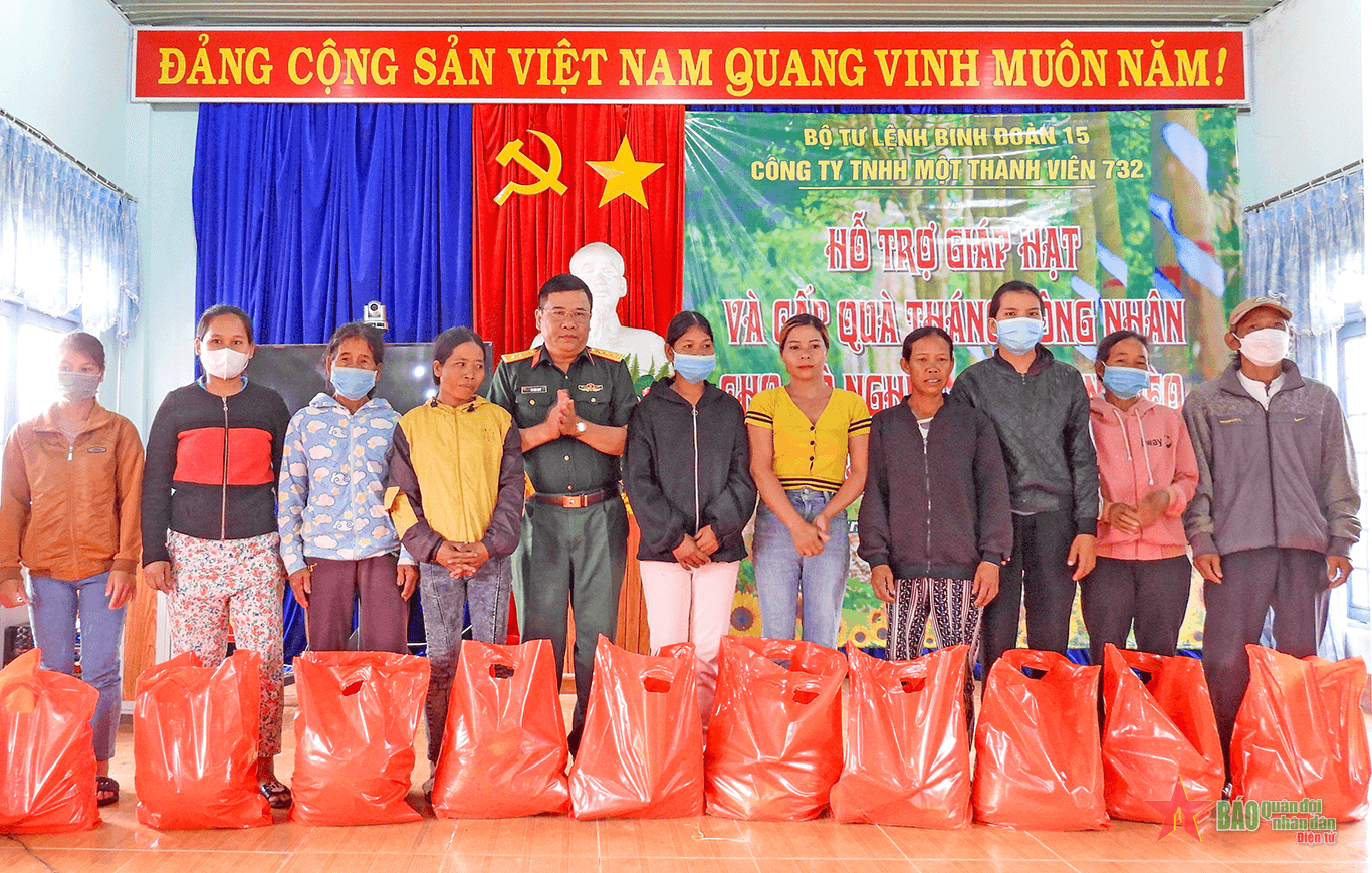 Công ty 732 tặng 331 suất quà cho người lao động và đồng bào nghèo
