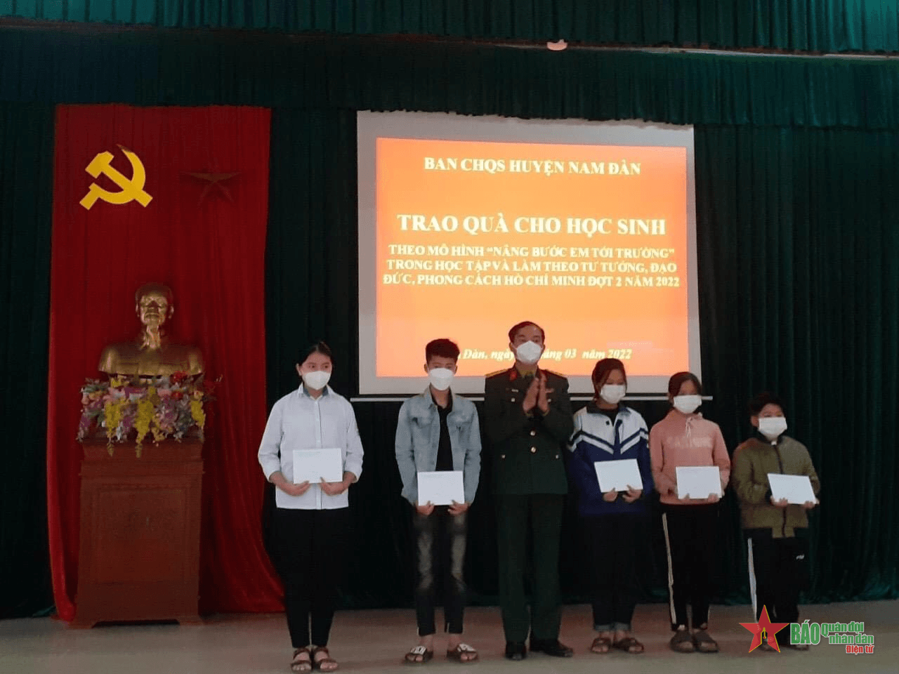 Bộ đội tiết kiệm để giúp học sinh nghèo