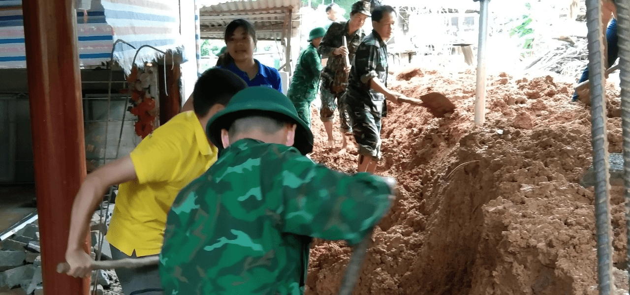 Đồn Biên phòng Thông Thụ giúp dân khắc phục hậu quả mưa lũ
