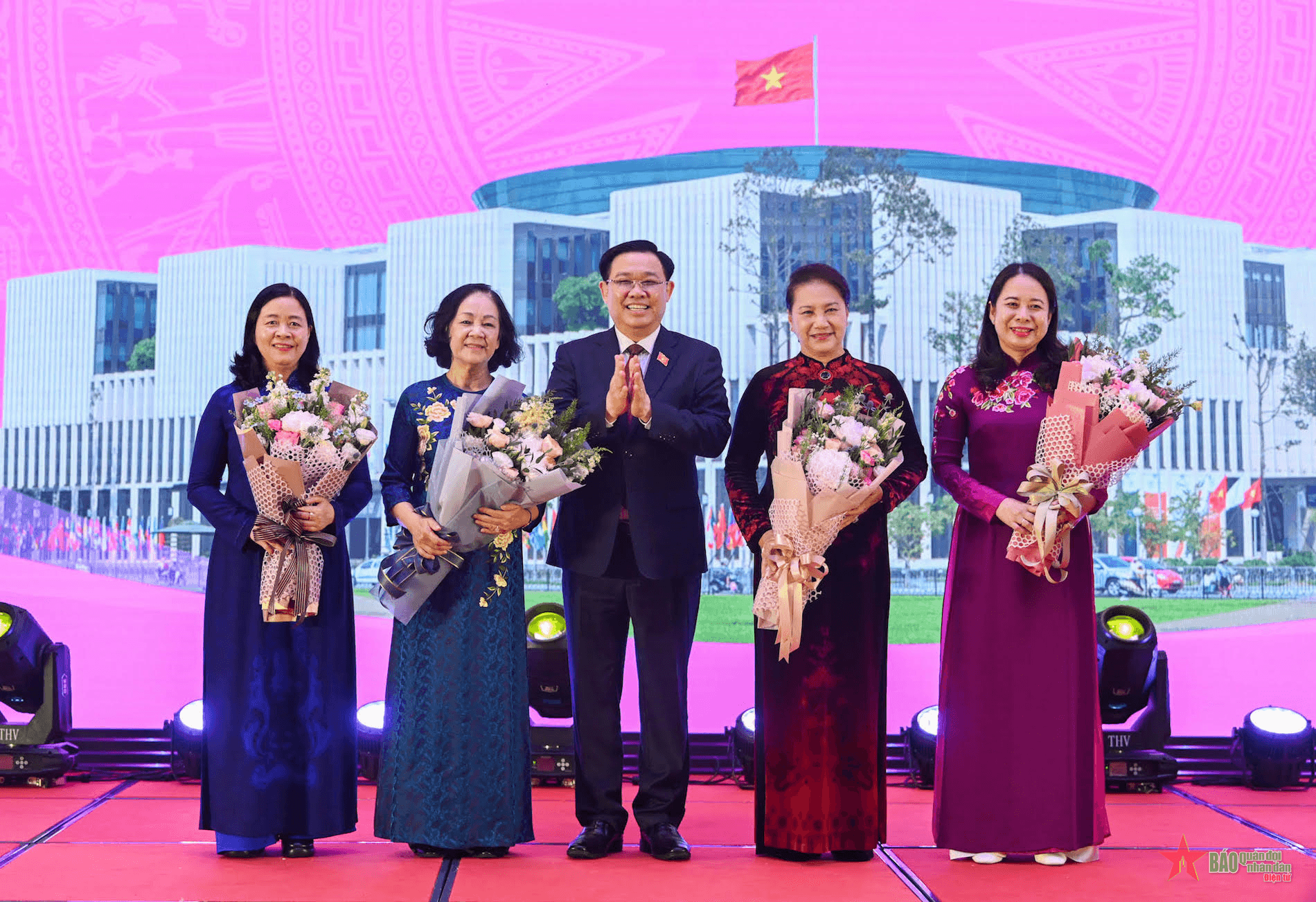 Chủ tịch Quốc hội dự gặp mặt các nữ đại biểu Quốc hội