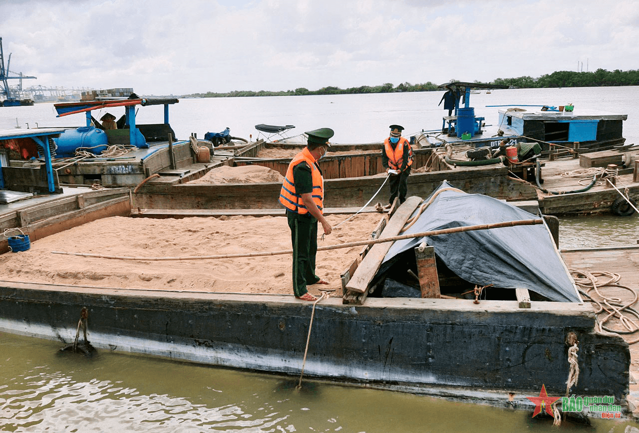 Ngăn chặn hành vi vận chuyển khai thác cát trái phép trên sông Đồng Nai