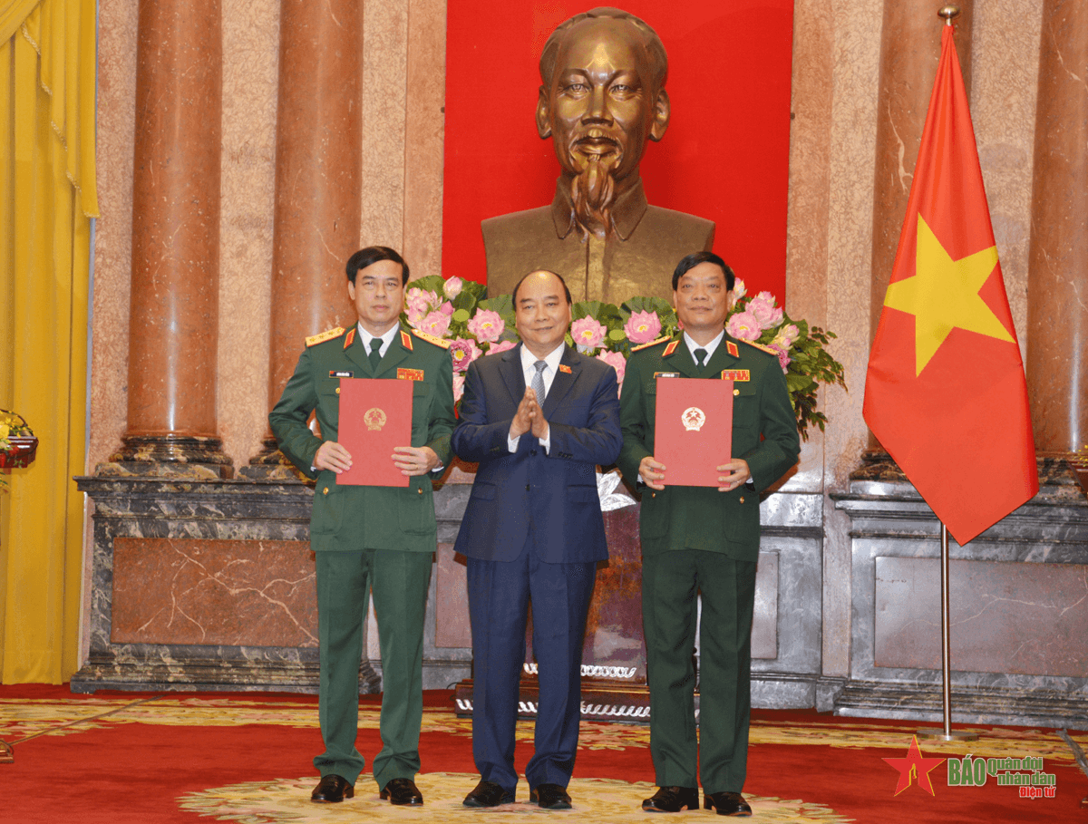 Trao quyết định thăng quân hàm từ Trung tướng lên Thượng tướng cho hai sĩ quan cao cấp trong quân đội