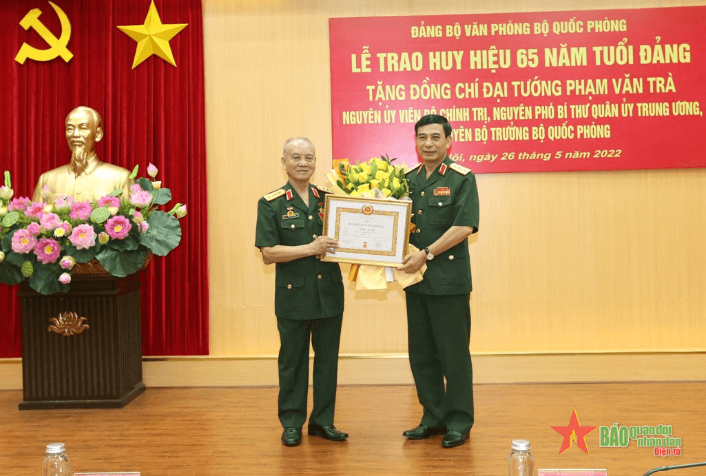 Trao Huy hiệu 65 năm tuổi Đảng tặng Đại tướng Phạm Văn Trà