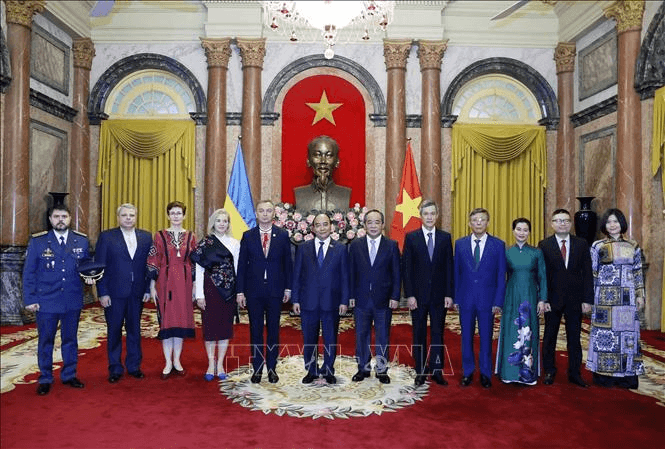 Chủ tịch nước Nguyễn Xuân Phúc tiếp Đại sứ Ukraine và Đại sứ Canada trình quốc thư