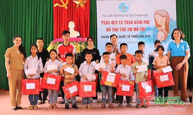 Hỗ trợ kinh phí đỡ đầu trẻ mồ côi và thân nhân gia đình chiến sĩ công tác tại Trường Sa