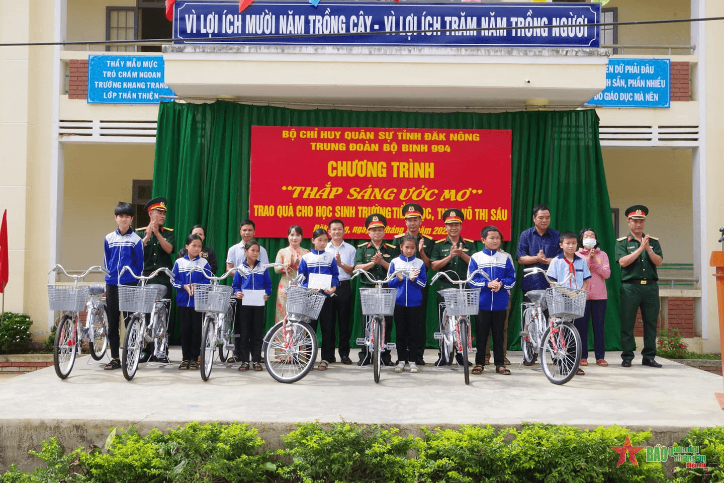 Cùng em thắp sáng ước mơ đến trường