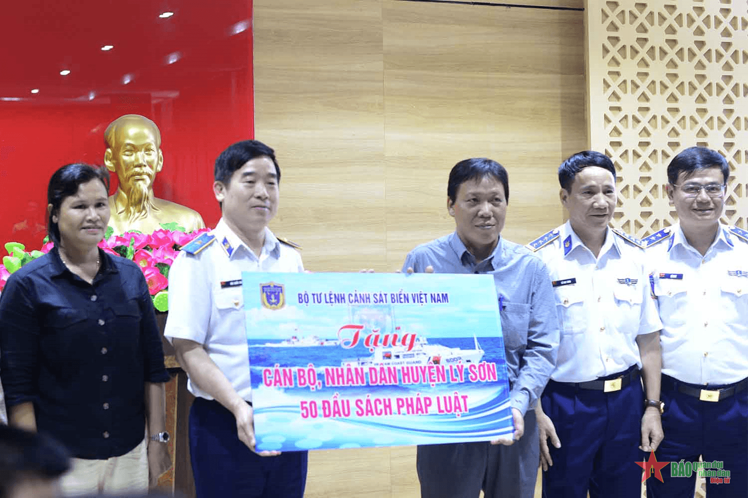 Vùng Cảnh sát biển 2 đồng hành với ngư dân huyện đảo Lý Sơn