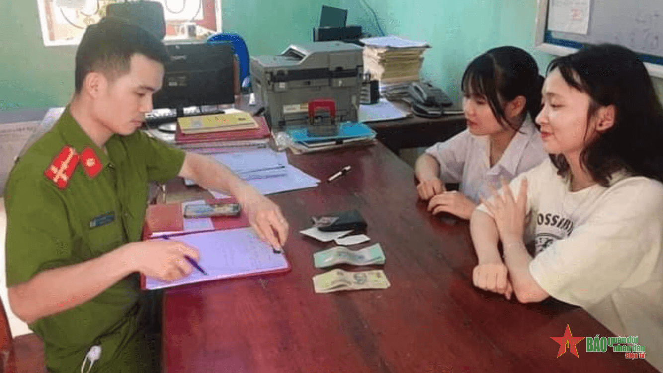 Hai học sinh trả lại của rơi