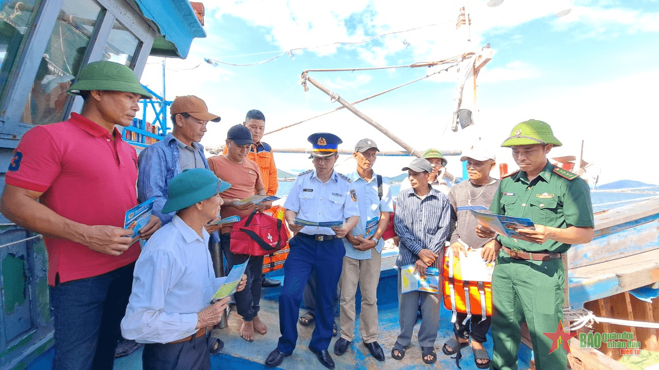 Tổ chức Ngày hội “Thanh niên với biển đảo Tổ quốc“ và Chương trình “Cảnh sát biển đồng hành với ngư dân” tại Quảng Bình