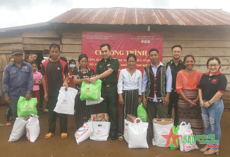 Đồn Biên phòng Bu Cháp phối hợp trao quà tặng người dân khu vực biên giới