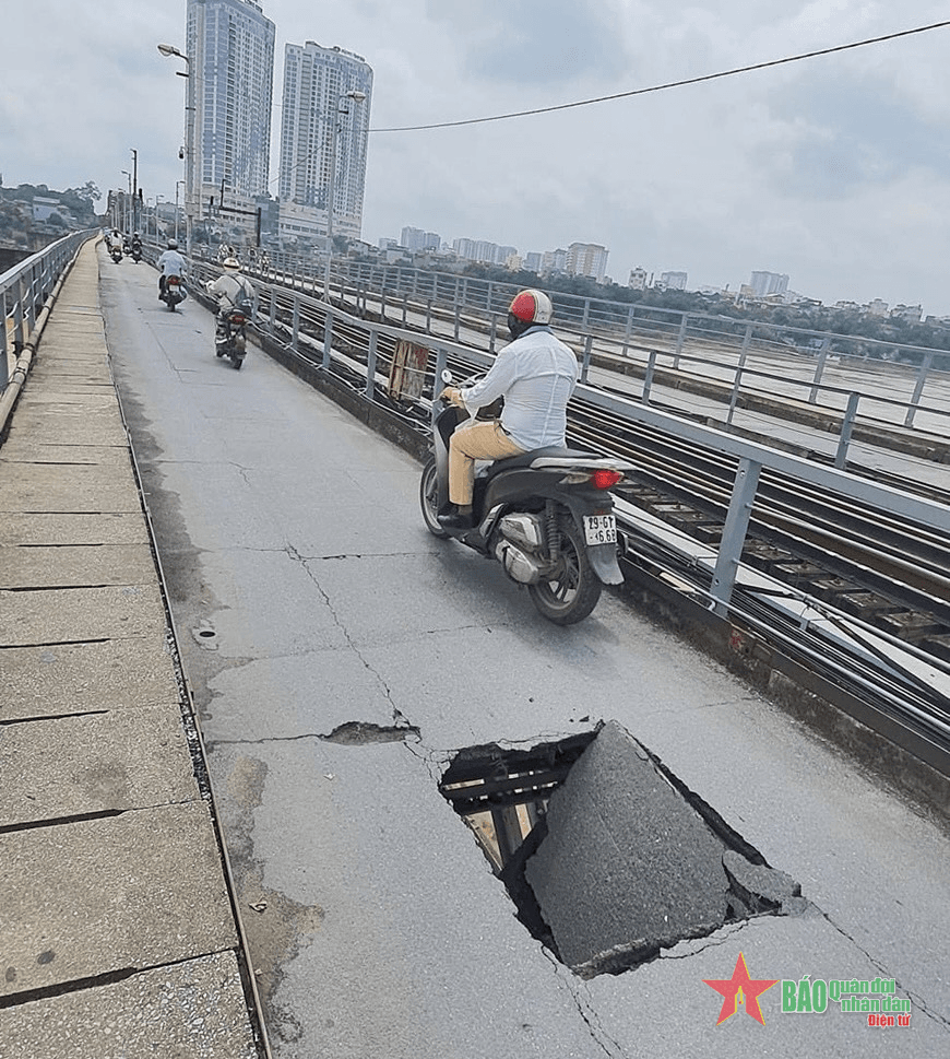 "Thủng" cầu Long Biên, một người bị thương