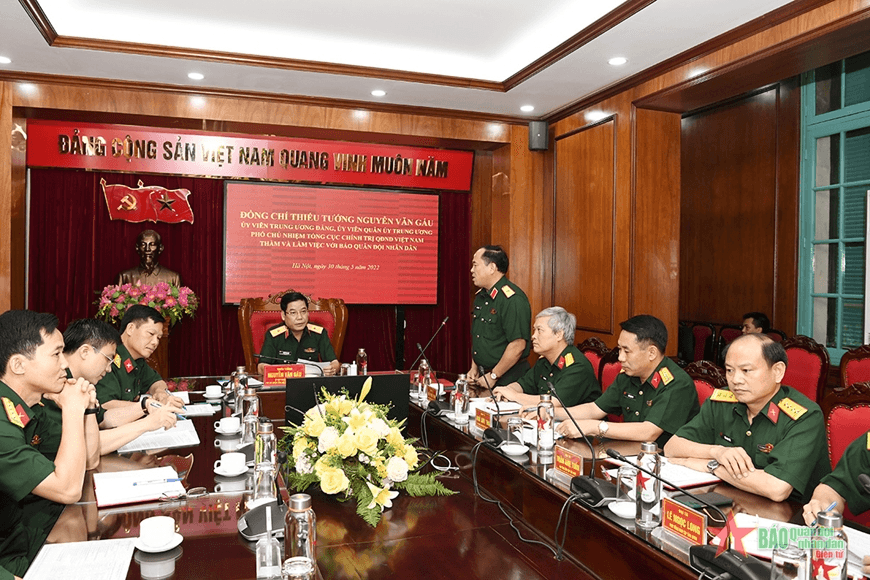 Thiếu tướng Nguyễn Văn Gấu thăm và làm việc với Báo Quân đội nhân dân