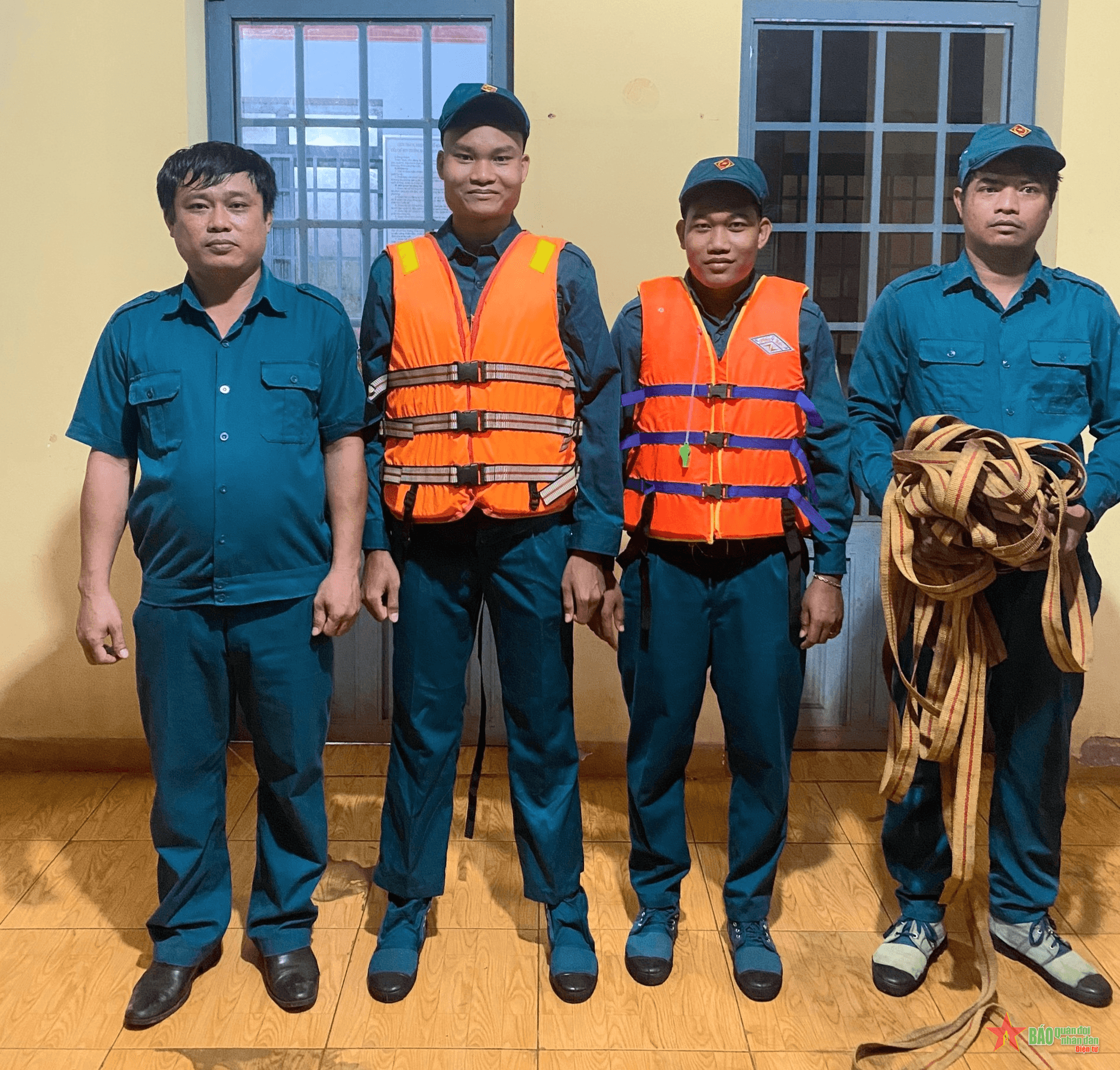 Dân quân dũng cảm cứu dân giữa dòng lũ quét