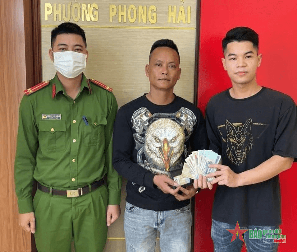 Anh Hoàng Văn Thương trả lại hơn 8 triệu đồng cho người đánh rơi