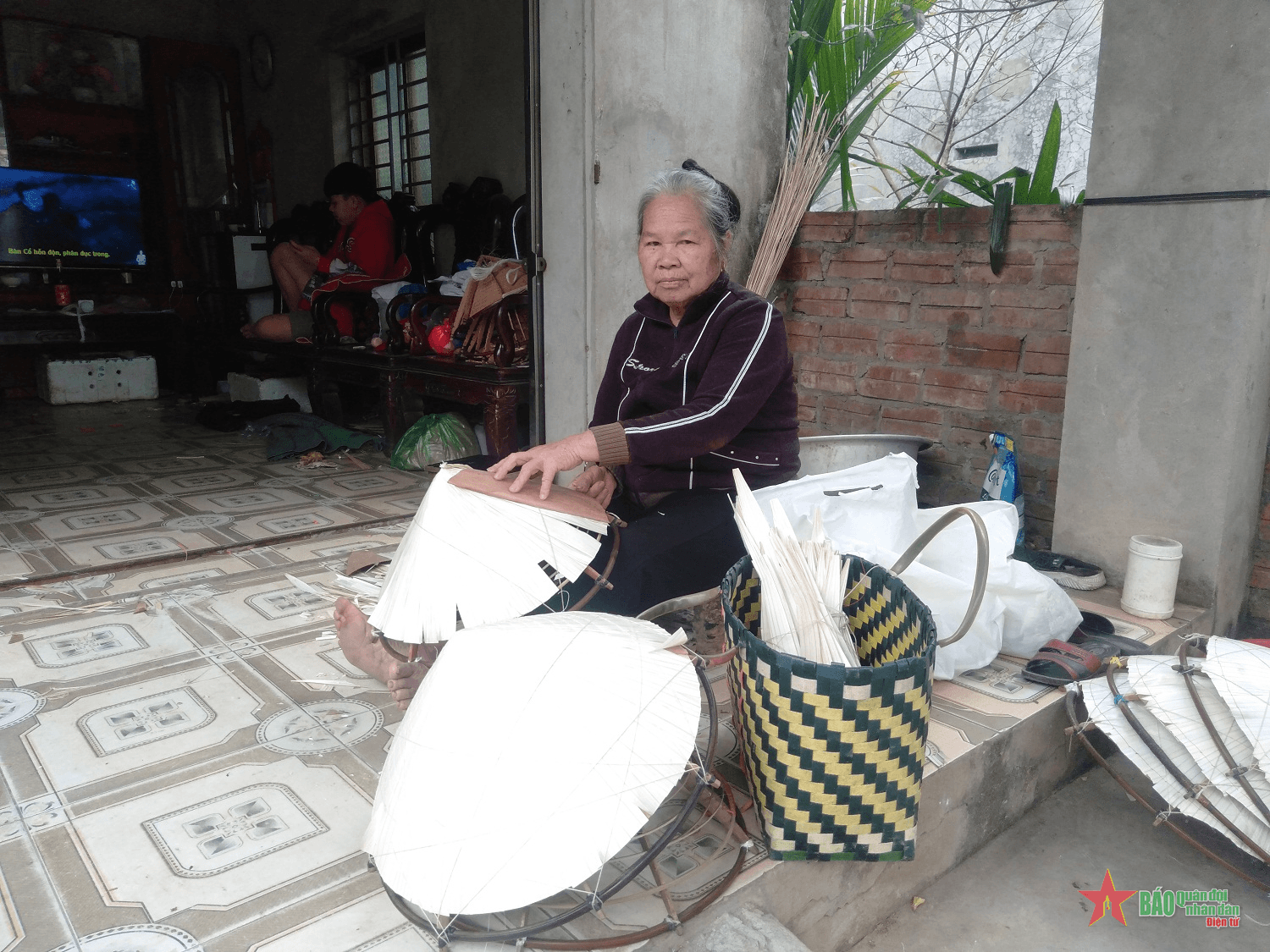 Gìn giữ nghề làm nón lá thủ công