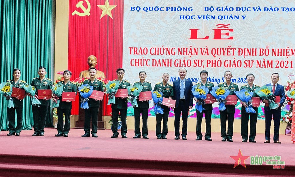 Học viện Quân y trao chứng nhận và quyết định cho 12 phó giáo sư