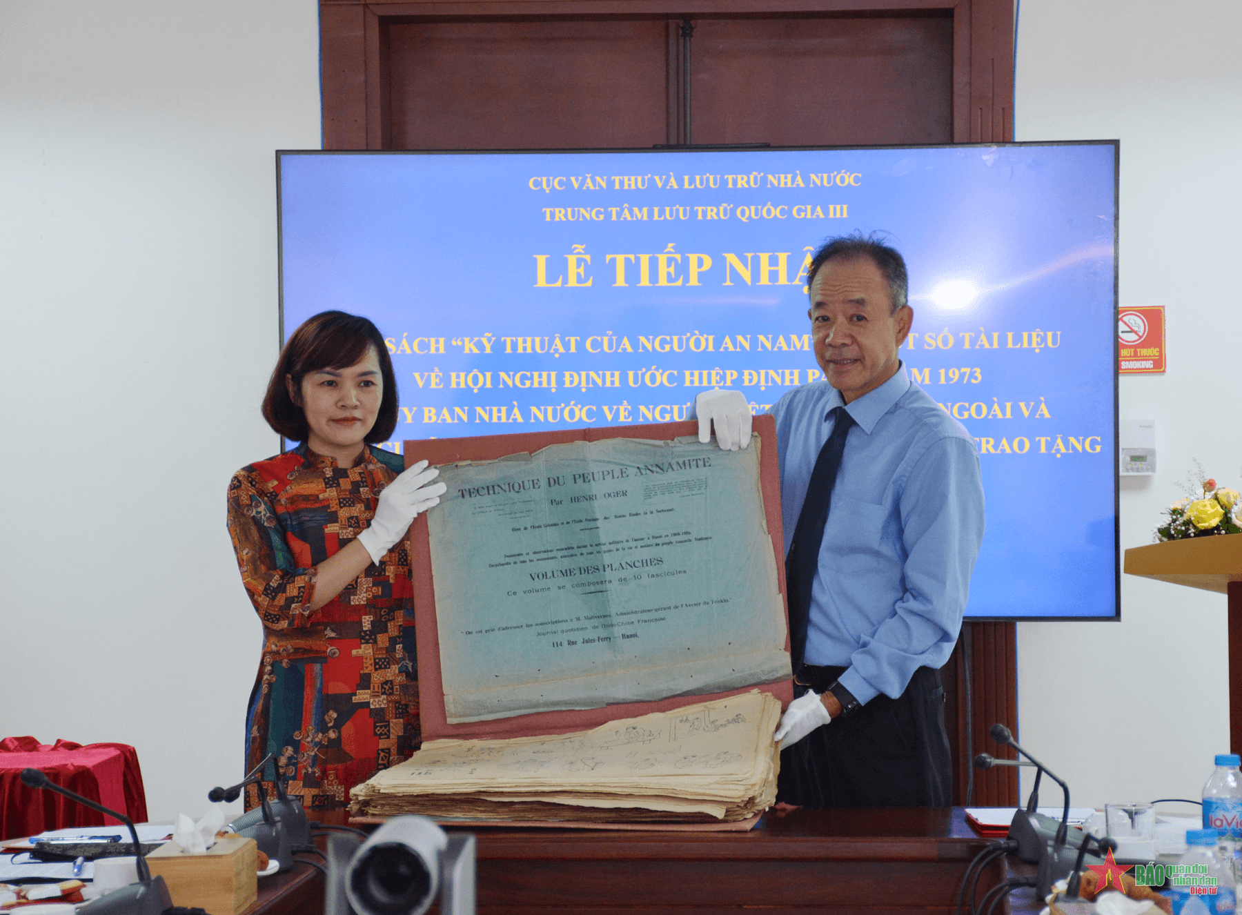 Tiếp nhận tập sách “Kỹ thuật của người An Nam” và một số tài liệu về Hội nghị Định ước Hiệp định Paris năm 1973