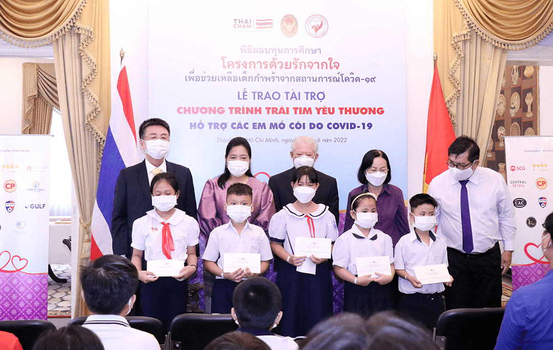 Trao tài trợ học bổng hỗ trợ trẻ em mồ côi do ảnh hưởng bởi dịch Covid-19