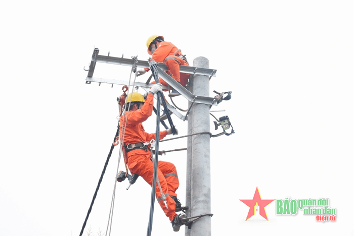 EVNHanoi chuẩn bị kịch bản đảm bảo hệ thống điện trong mưa dông
