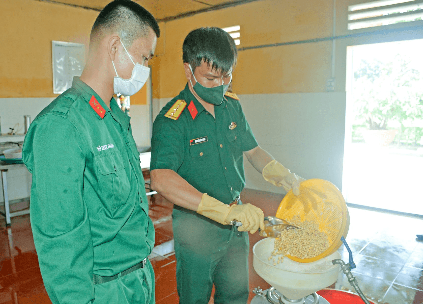 Vượt khó để chăm lo tốt bữa ăn bộ đội