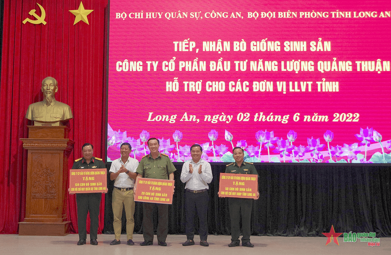 Tiếp nhận bò giống hỗ trợ các đơn vị lực lượng vũ trang tỉnh Long An