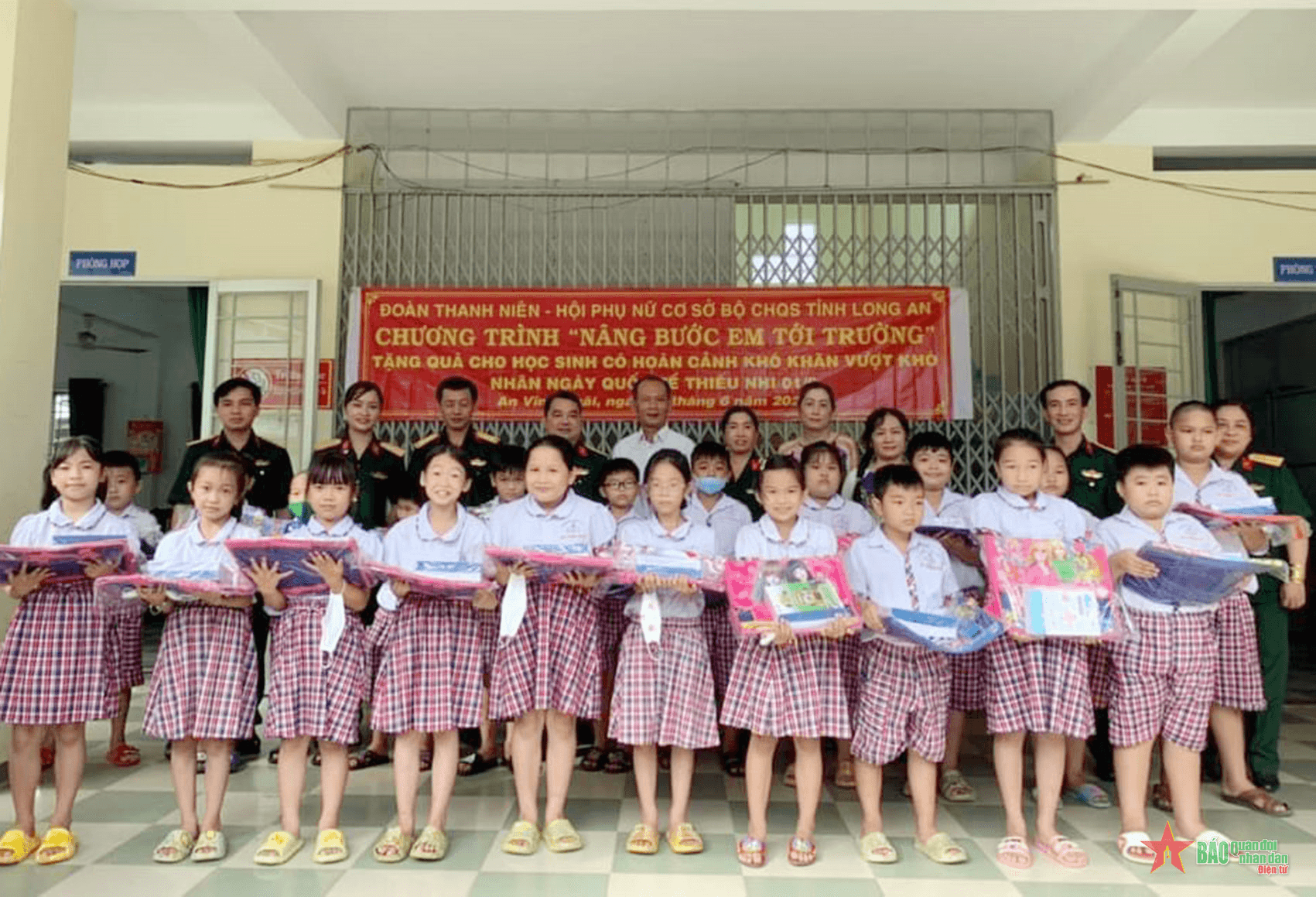 Lực lượng vũ trang tỉnh Long An tặng quà học sinh nghèo hoàn cảnh khó khăn