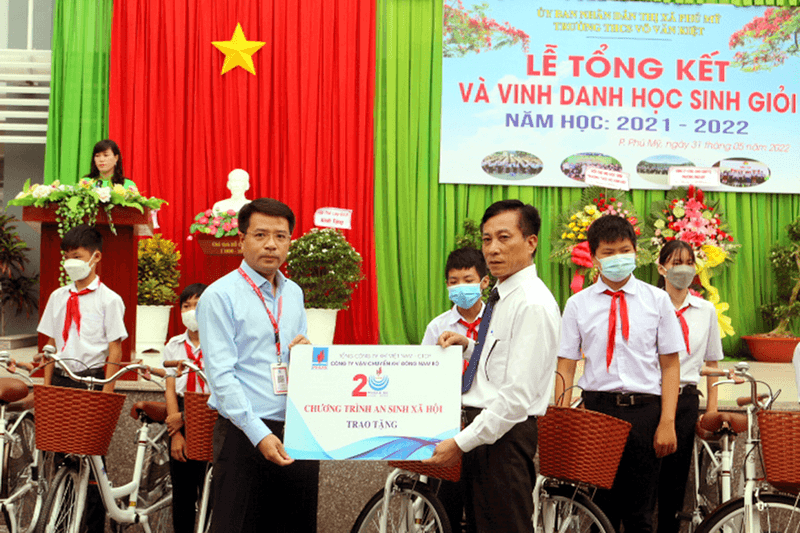 Công ty Vận chuyển khí Đông Nam Bộ trao tặng 100 xe đạp cho học sinh hiếu học
