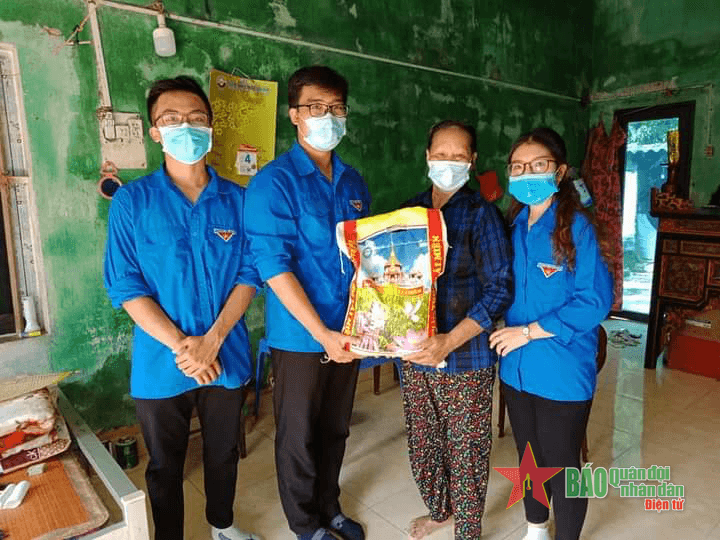 Thiết thực Chương trình “Tặng gạo hộ nghèo”