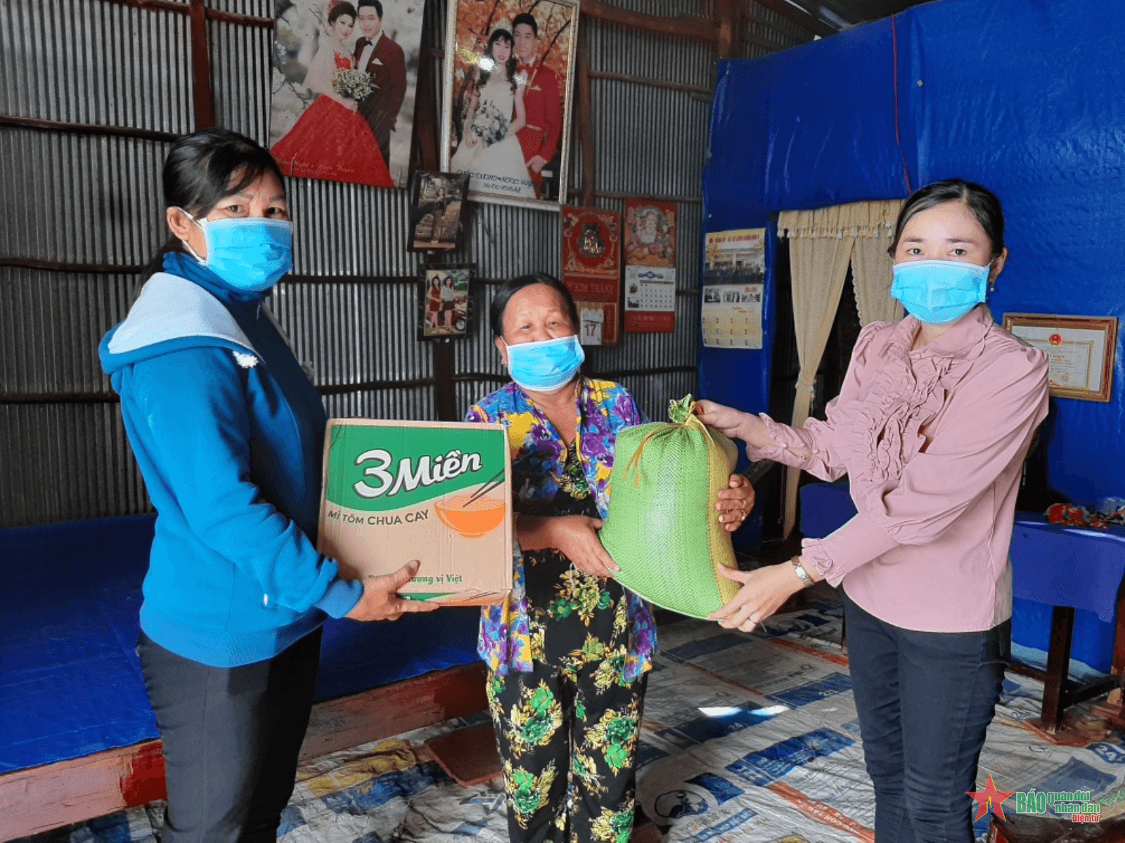 “Tổ nhường cơm sẻ áo” giúp đỡ người nghèo
