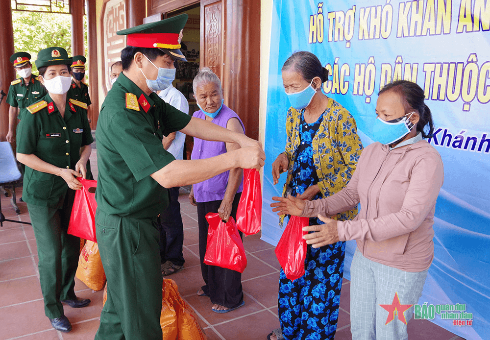 “Nhường cơm sẻ áo” với dân