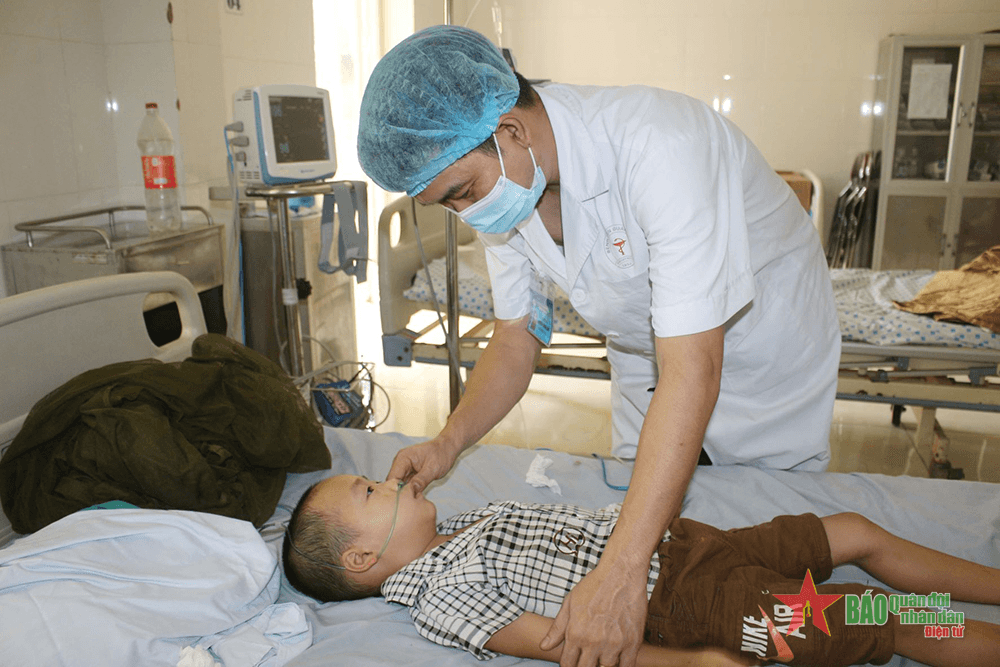 Bác sĩ quân y hết lòng với bệnh nhân