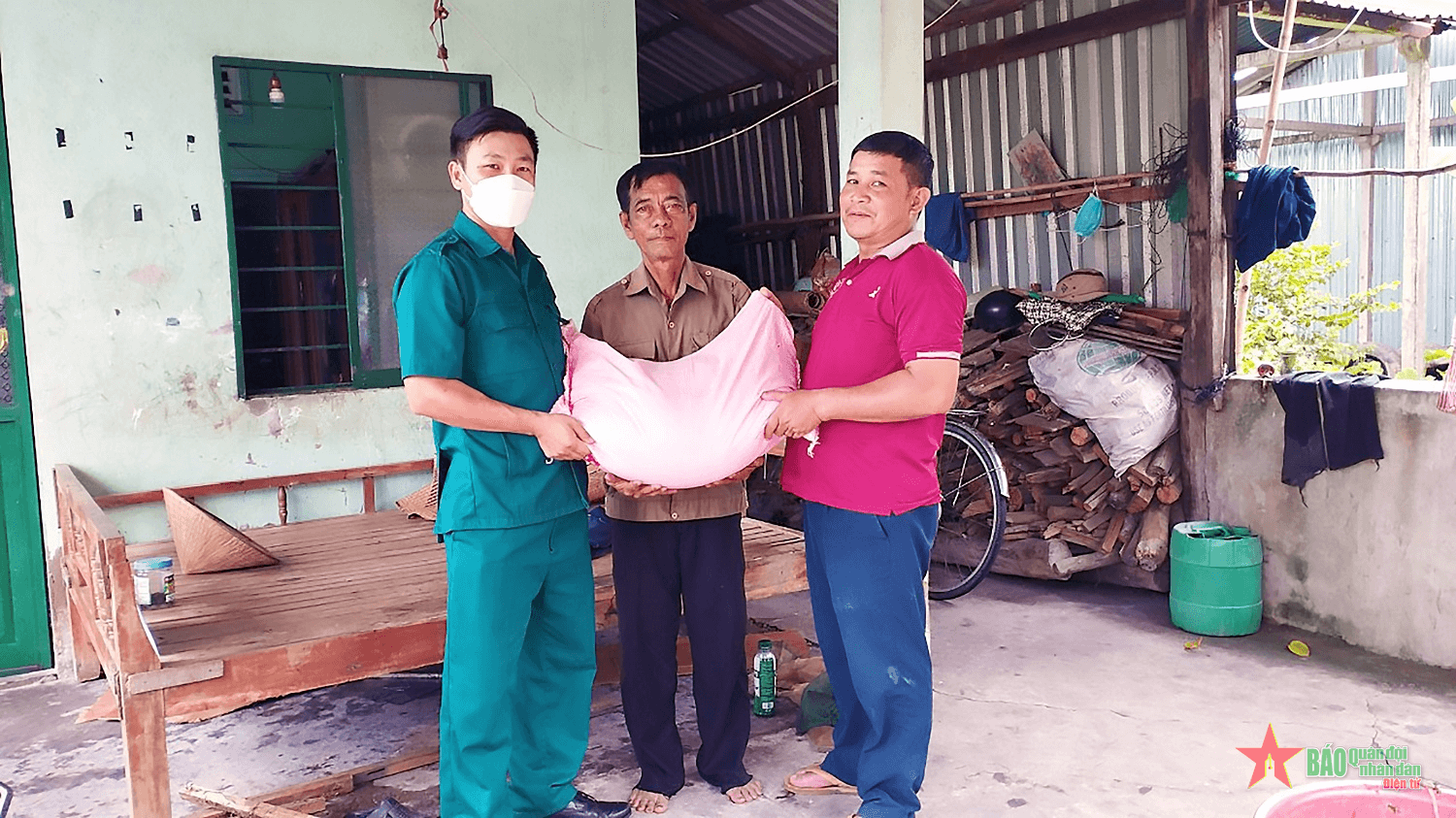 “Hũ gạo tình thương” giúp người dân nghèo