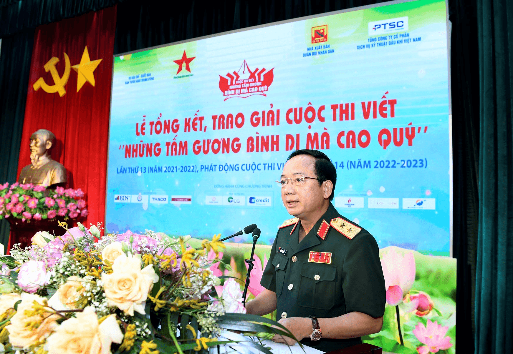 Phát hiện, phản ánh kịp thời, sinh động hơn nữa những tấm gương điển hình tiên tiến (*)