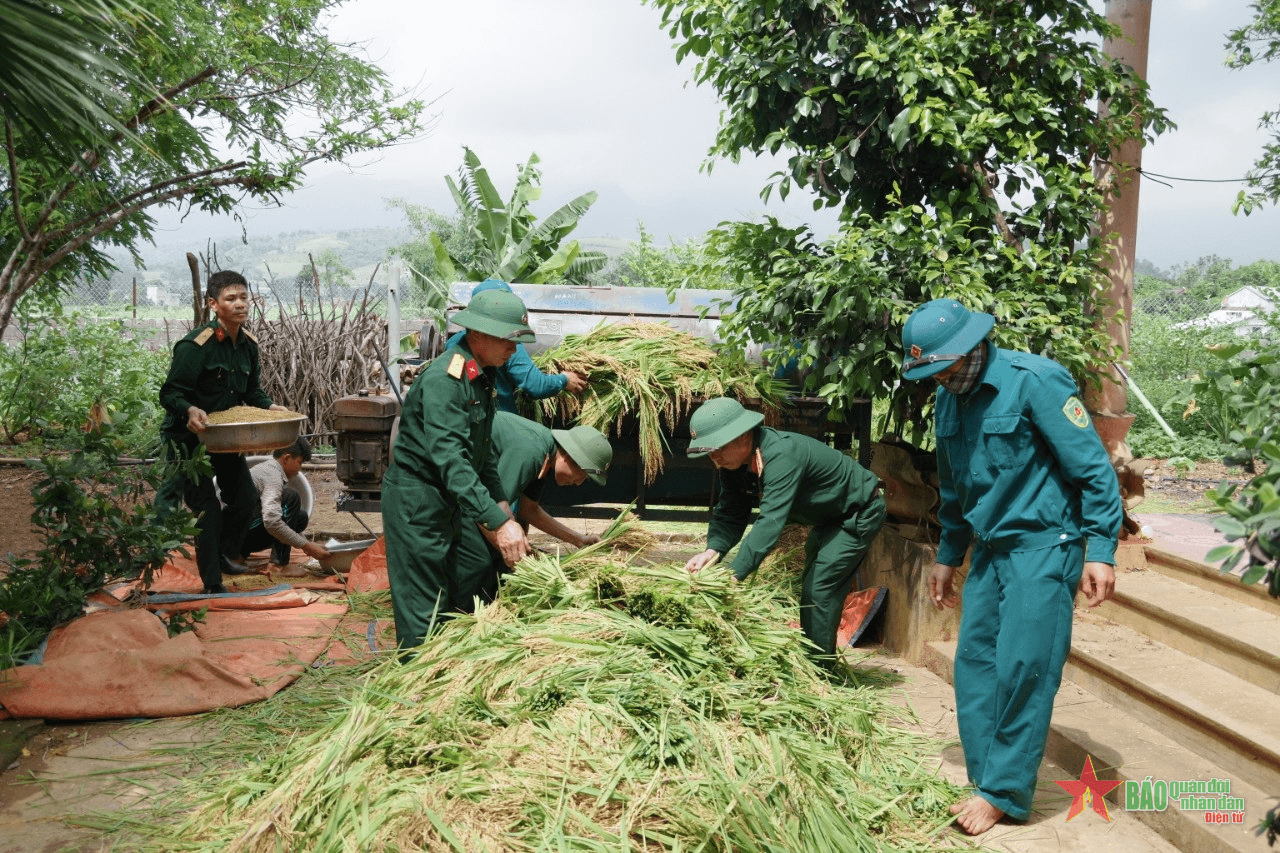 Bộ đội chung tay đổi thay bản làng
