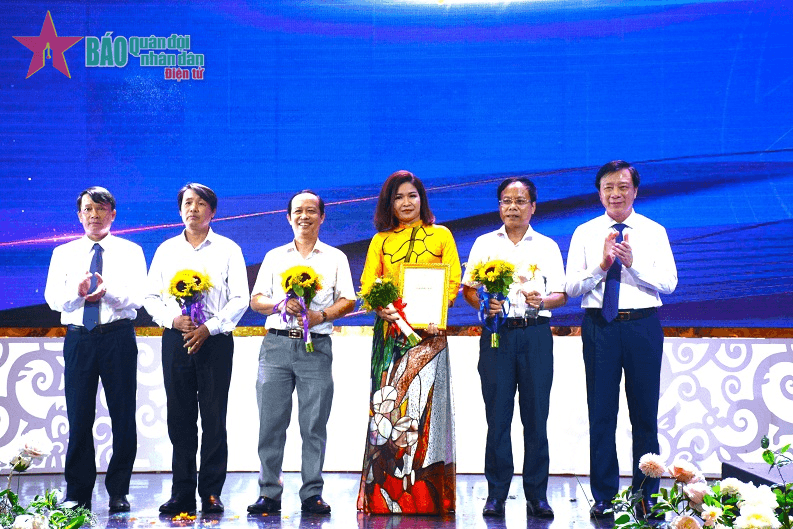 Hải Dương trao Giải báo chí “Hải Dương vượt khó - tăng tốc” năm 2021