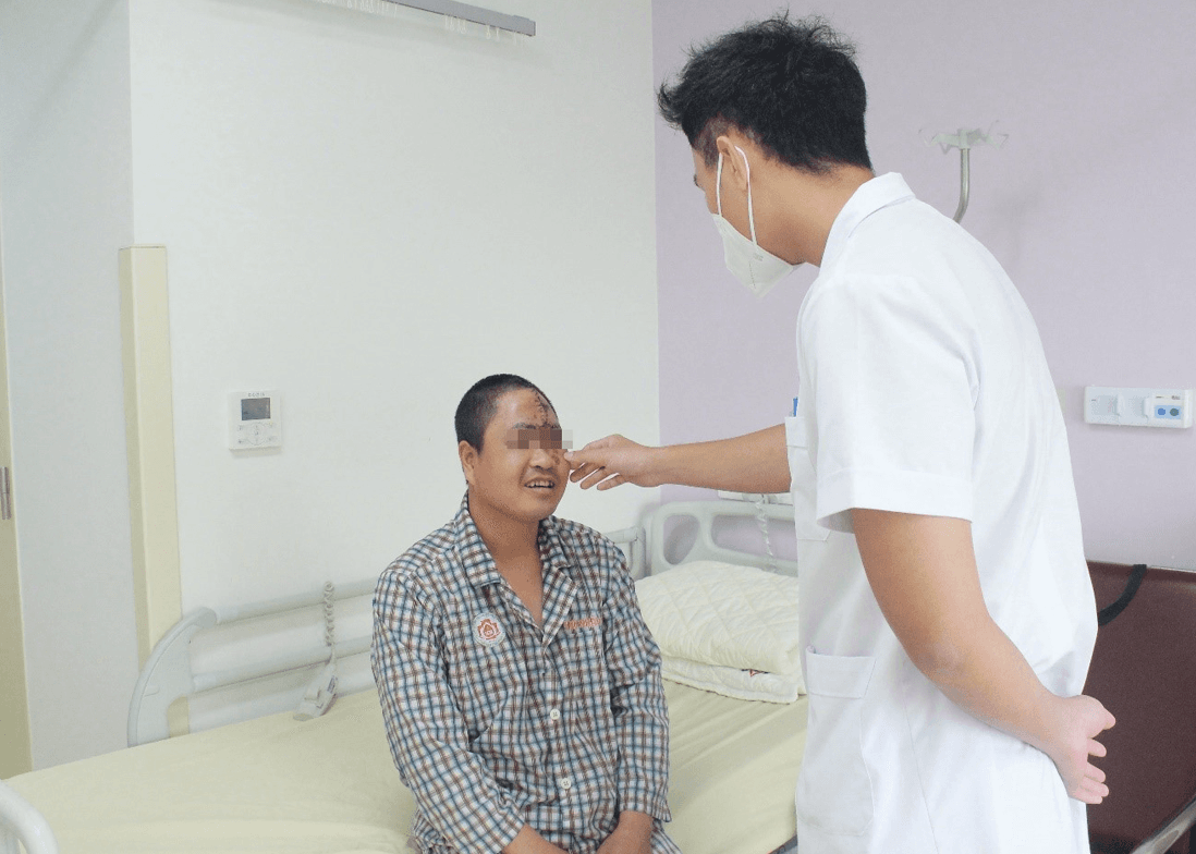 “Tái sinh” gương mặt cho thanh niên bị dị dạng mạch máu lớn