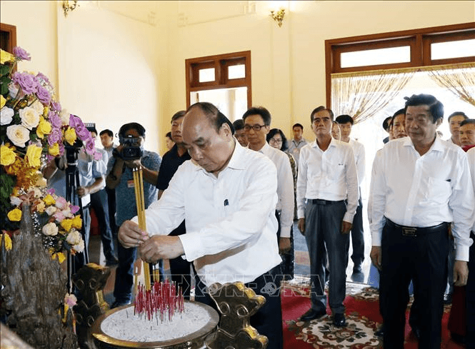 Chủ tịch nước Nguyễn Xuân Phúc dâng hương tưởng niệm cố Thủ tướng Võ Văn Kiệt